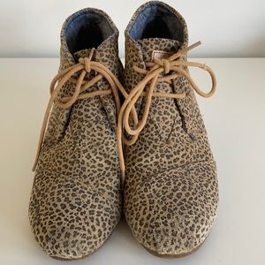 TOMS Desert Wedge Cheetah Suede